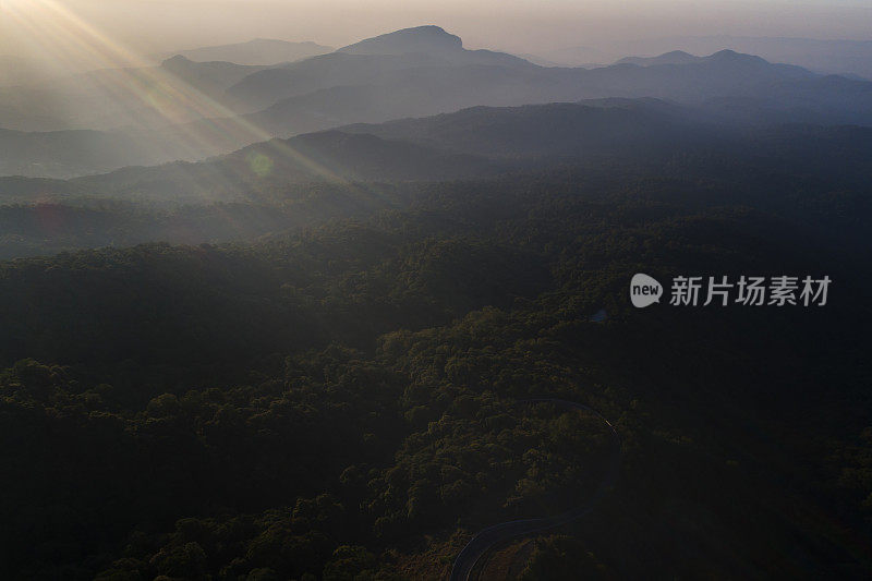 空中景观日出与雾在山在Doi Inthanon，清迈，泰国。